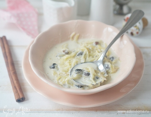 Молочная лапша с изюмом