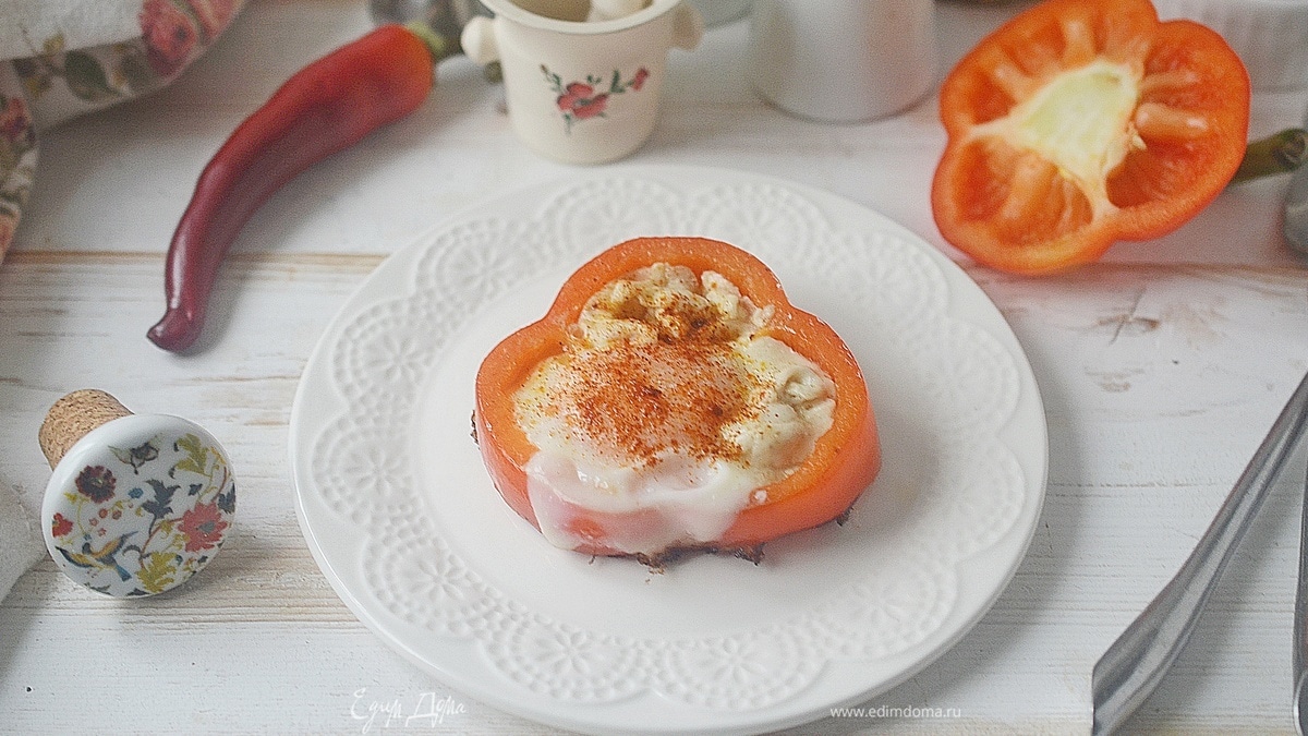 Яичница в перце с копченой паприкой