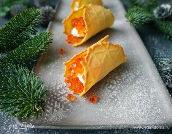 Вафли с начинкой из творожного сыра с каперсами и икрой