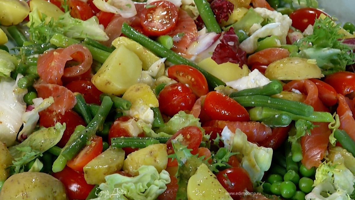 Салат с фасолью, красной рыбой и яйцом пашот