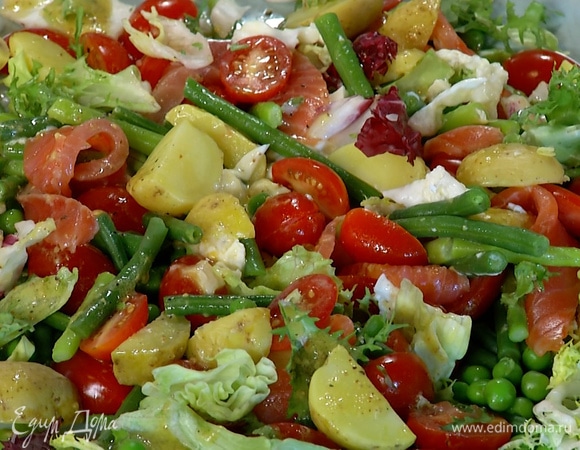 Салат с фасолью, красной рыбой и яйцом пашот 