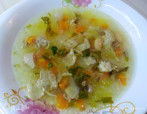Куриный суп с кабачком и белой фасолью