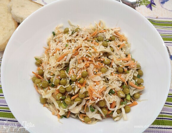 Капустный салат с горошком и кунжутной заправкой Капустный салат с горошком и кунжутной заправкой