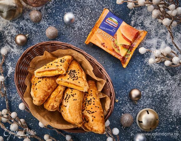 Самса из слоеного теста с кунжутом и сыром