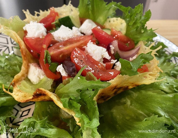 Греческий салат в сырной корзинке