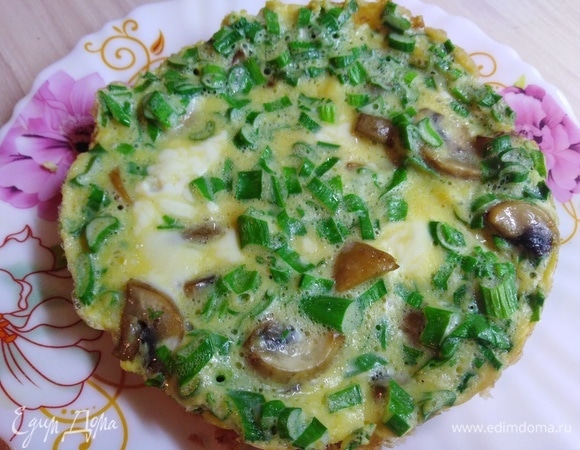 Болтунья с шампиньонами и зеленым луком