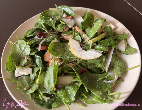 Салат с креветками, грушей и медовой заправкой