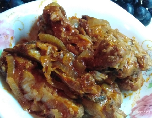 Свиные ребрышки в томатно-луковом соусе