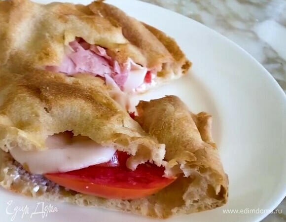 Панино с ветчиной и помидорами Панино с ветчиной и помидорами