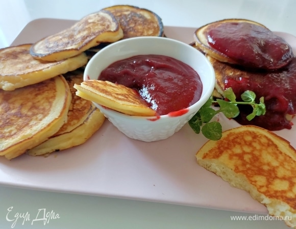 Оладьи из рикотты с клубничным соусом Оладьи из рикотты с клубничным соусом