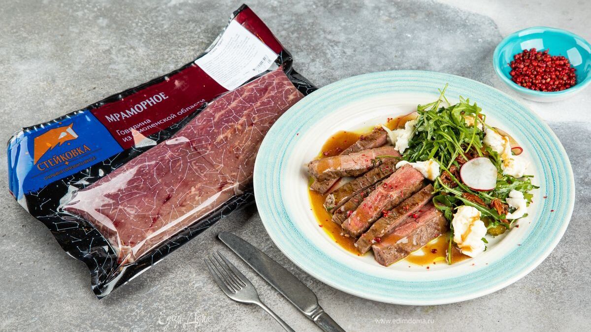 Стейк рамп с салатом