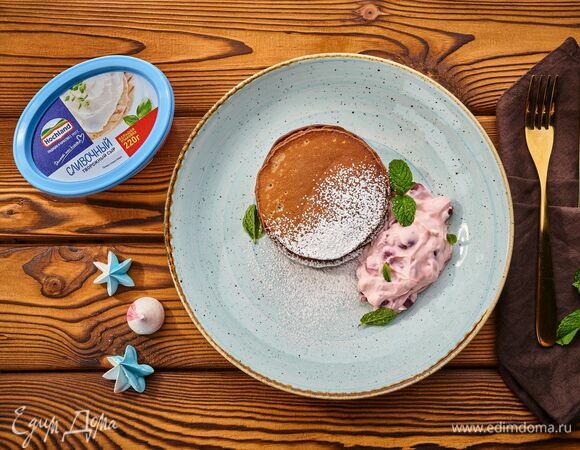 Шоколадные блины с творожным сыром и конфитюром из вишни 