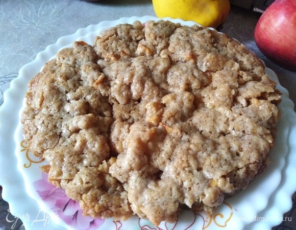 Насыпной пирог с айвой и яблоком