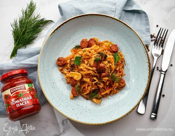 Тушеная капуста с охотничьими колбасками в томатном соусе Тушеная капуста с охотничьими колбасками в томатном соусе