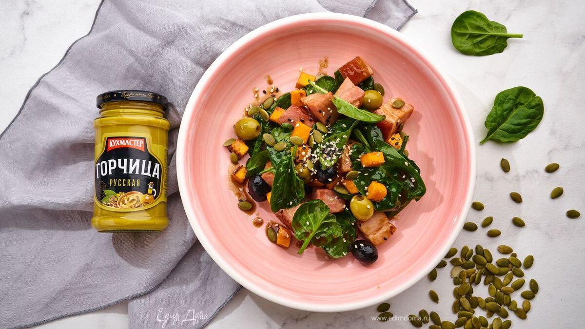 Салат с беконом и запеченной тыквой под горчичным соусом