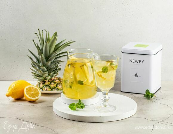 Ананасовый коктейль с зеленым чаем и мятой