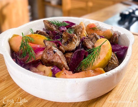 Куриная печень с яблоками и красным луком