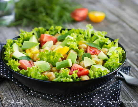 Постный салат с авокадо и нутом