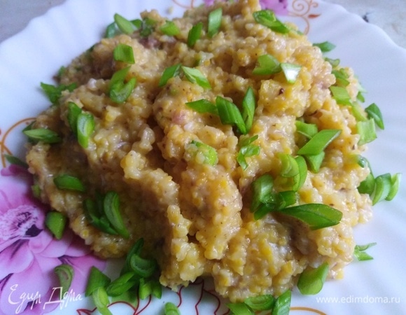 Кукурузная каша с яйцом и зеленым луком