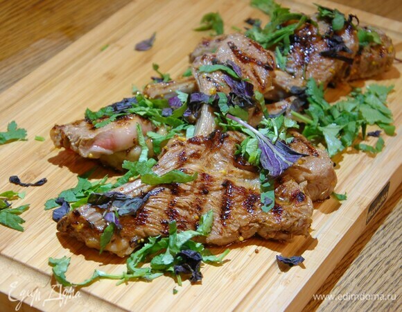 Бараньи котлетки на косточке с горчицей и базиликом Бараньи котлетки на косточке с горчицей и базиликом