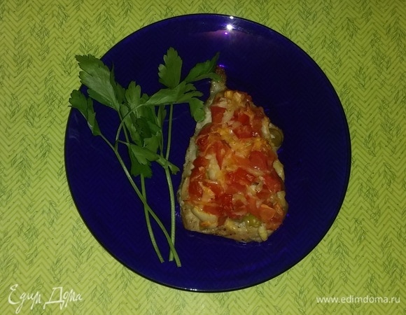 Мясо, запеченное под шапочкой из сыра и овощей Мясо, запеченное под шапочкой из сыра и овощей