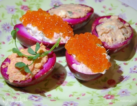 Пасхальные яйца, фаршированные печенью трески и сулугуни Пасхальные яйца, фаршированные печенью трески и сулугуни