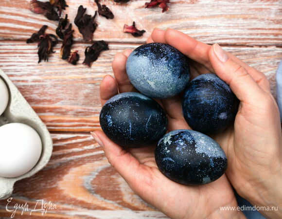 Покраска яиц на Пасху чаем каркаде