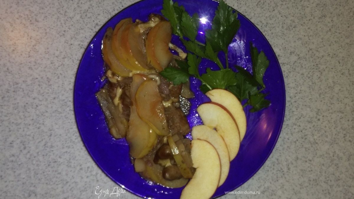 Сердечки, запеченные с яблоком, луком и сыром