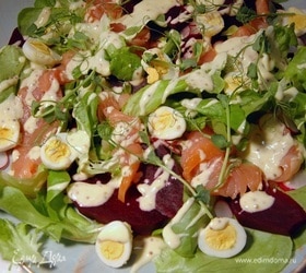 Салат с семгой, запеченной свеклой и перепелиными яйцами