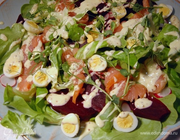 Салат с семгой, запеченной свеклой и перепелиными яйцами