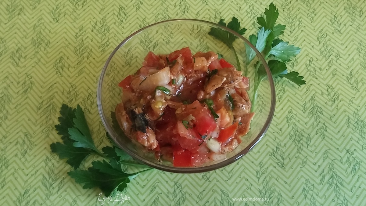 Салат с килькой и помидорами