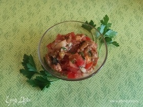 Салат с килькой и помидорами