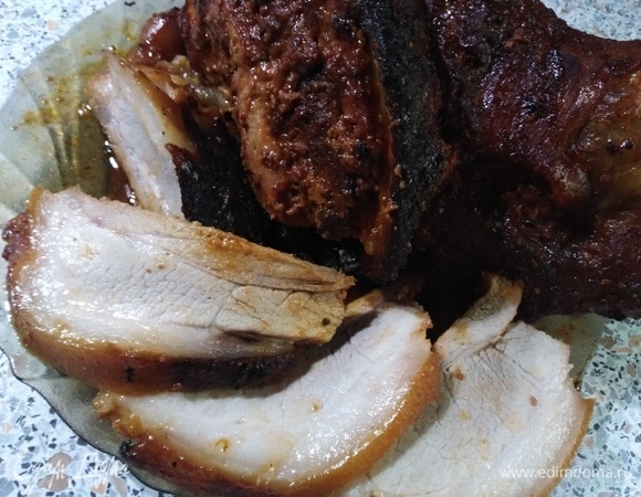 Запеченная свиная рулька Запеченная свиная рулька