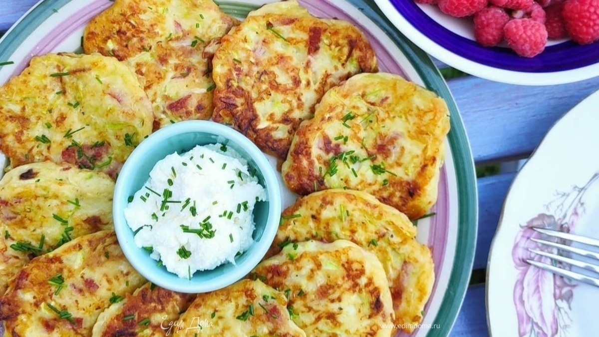 Оладьи из кабачков с салями и сыром