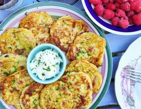 Оладьи из кабачков с салями и сыром