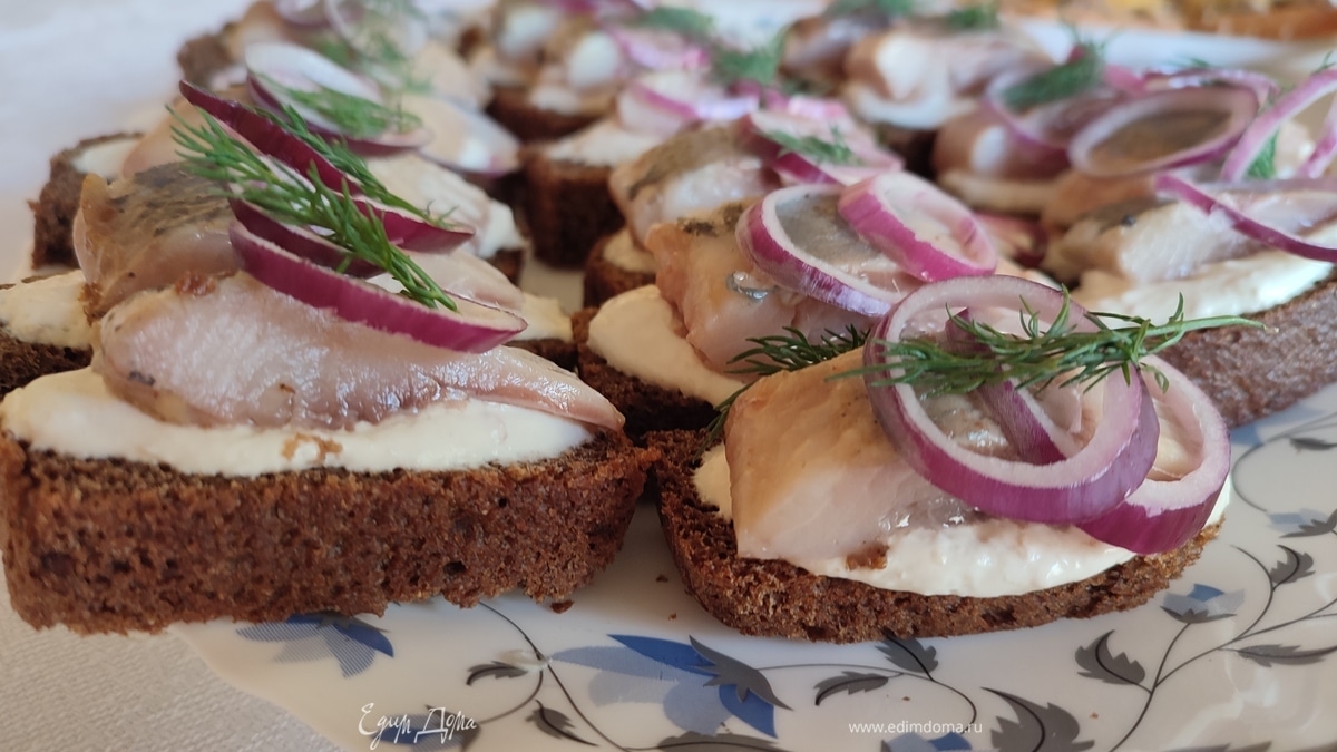 Тартинки с сельдью и сметанным соусом
