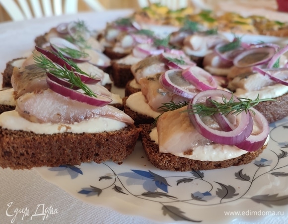 Тартинки с сельдью и сметанным соусом Тартинки с сельдью и сметанным соусом