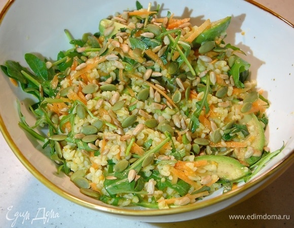 Салат из булгура с авокадо и руколой