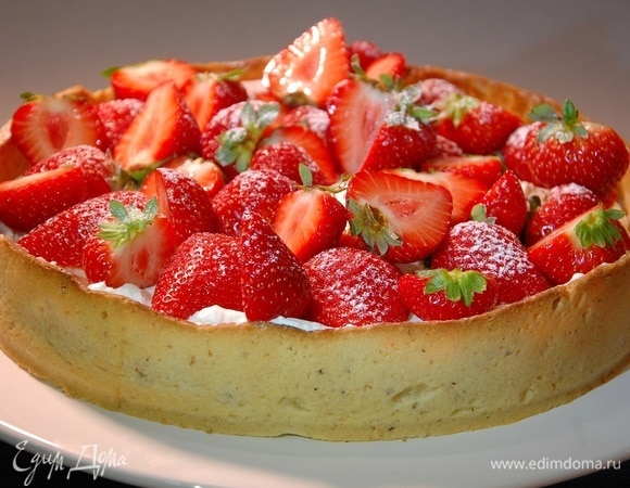 Ореховый тарт со сливочным кремом и клубникой