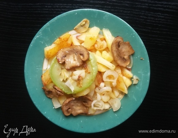Картошка, жаренная с грибами и кабачком Картошка, жаренная с грибами и кабачком