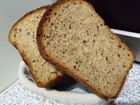 Цельнозерновой хлеб с пажитником и семенами льна