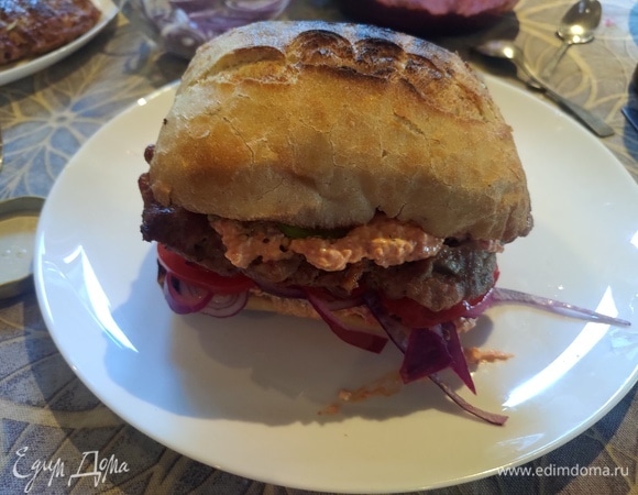 Бургер с плескавицей по-сербски Бургер с плескавицей по-сербски