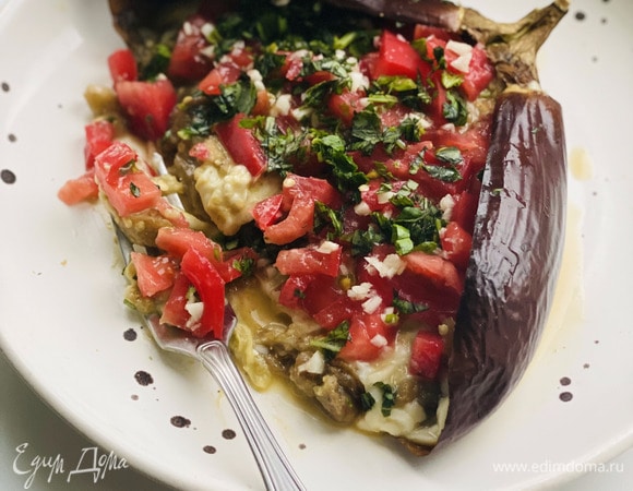 Баклажан с соусом песто и сулугуни