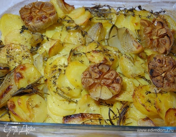 Картофель, запеченный с шалотом, чесноком и розмарином Картофель, запеченный с шалотом, чесноком и розмарином