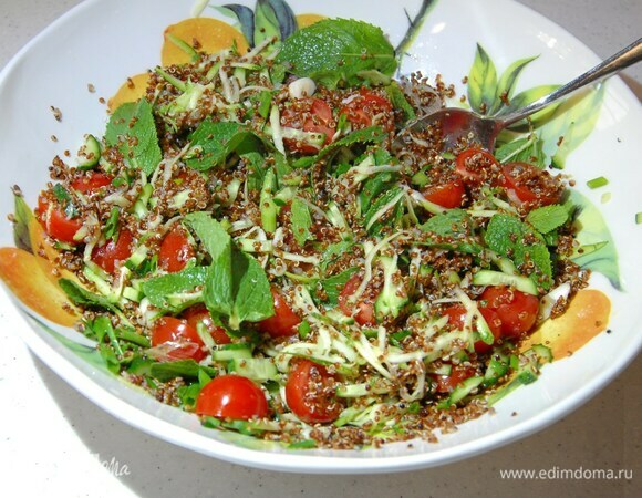 Летний табуле из киноа с цукини и помидорами