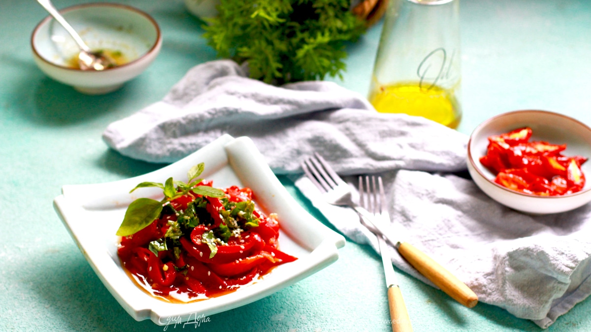 Закуска из печеных перцев с помидорами