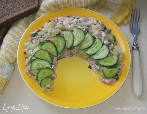 Салат с огурцами и копченой курицей