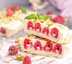 Тарт с малиной и фисташками
