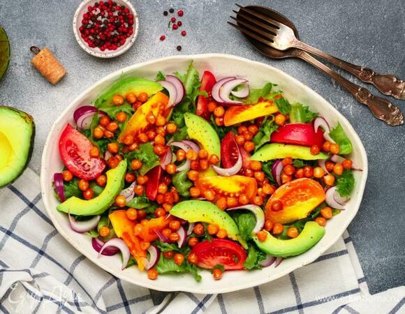 Салат с томатами, авокадо и нутом