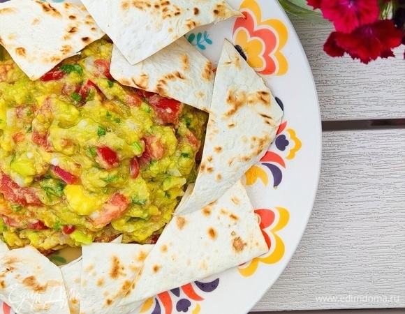 Гуакамоле с чипсами из лаваша